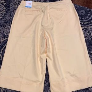 NWT-IZOD Gold Capri pants